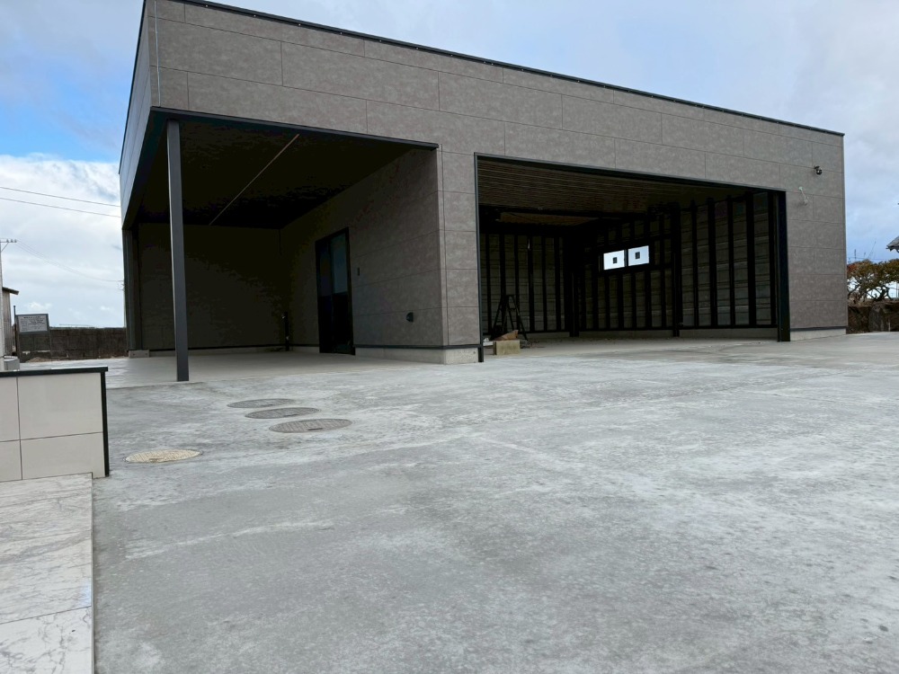 センスが抜群！かっこいいガレージ（車２台分＋1台）