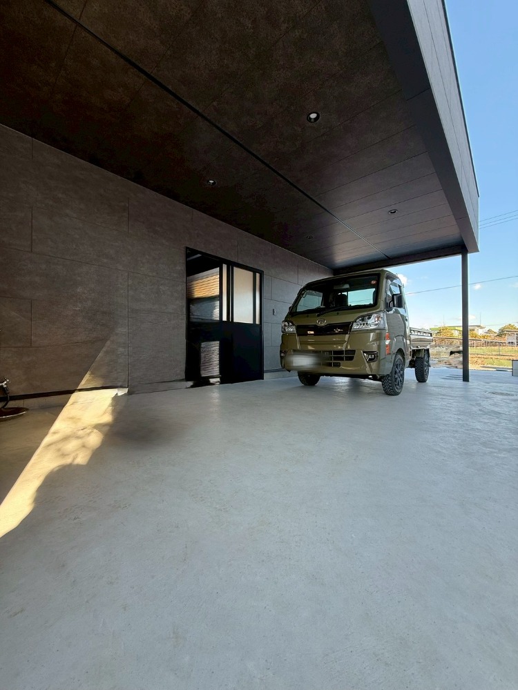 センスが抜群！かっこいいガレージ（車２台分＋1台）