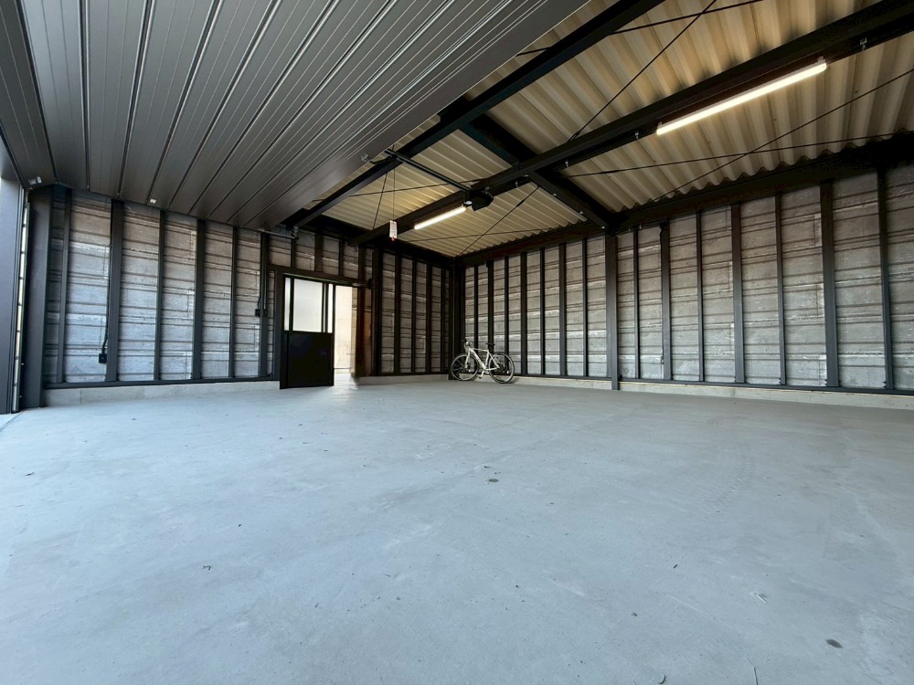 センスが抜群！かっこいいガレージ（車２台分＋1台）