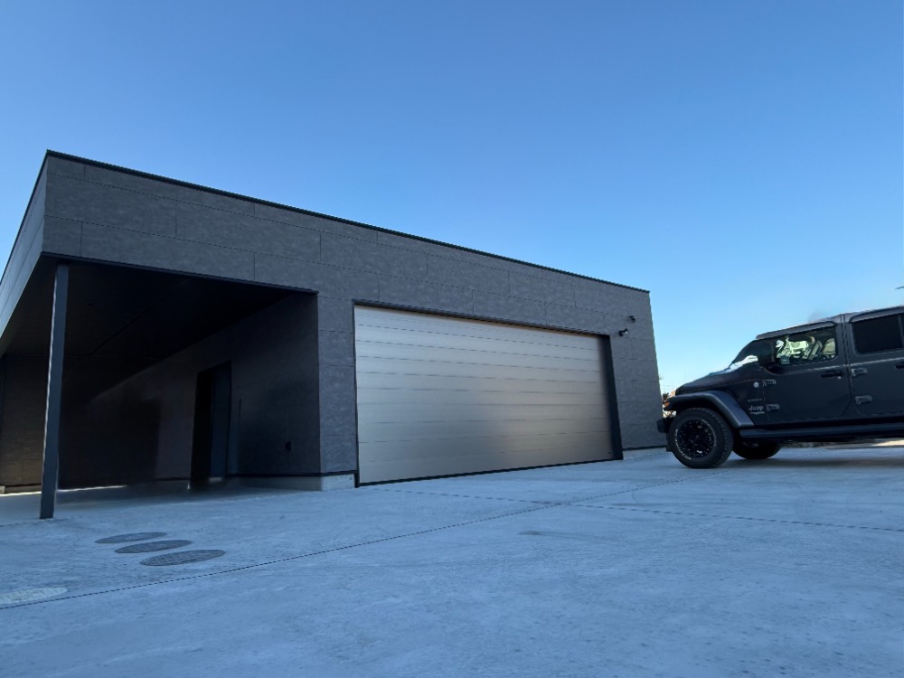 センスが抜群！かっこいいガレージ（車２台分＋1台）